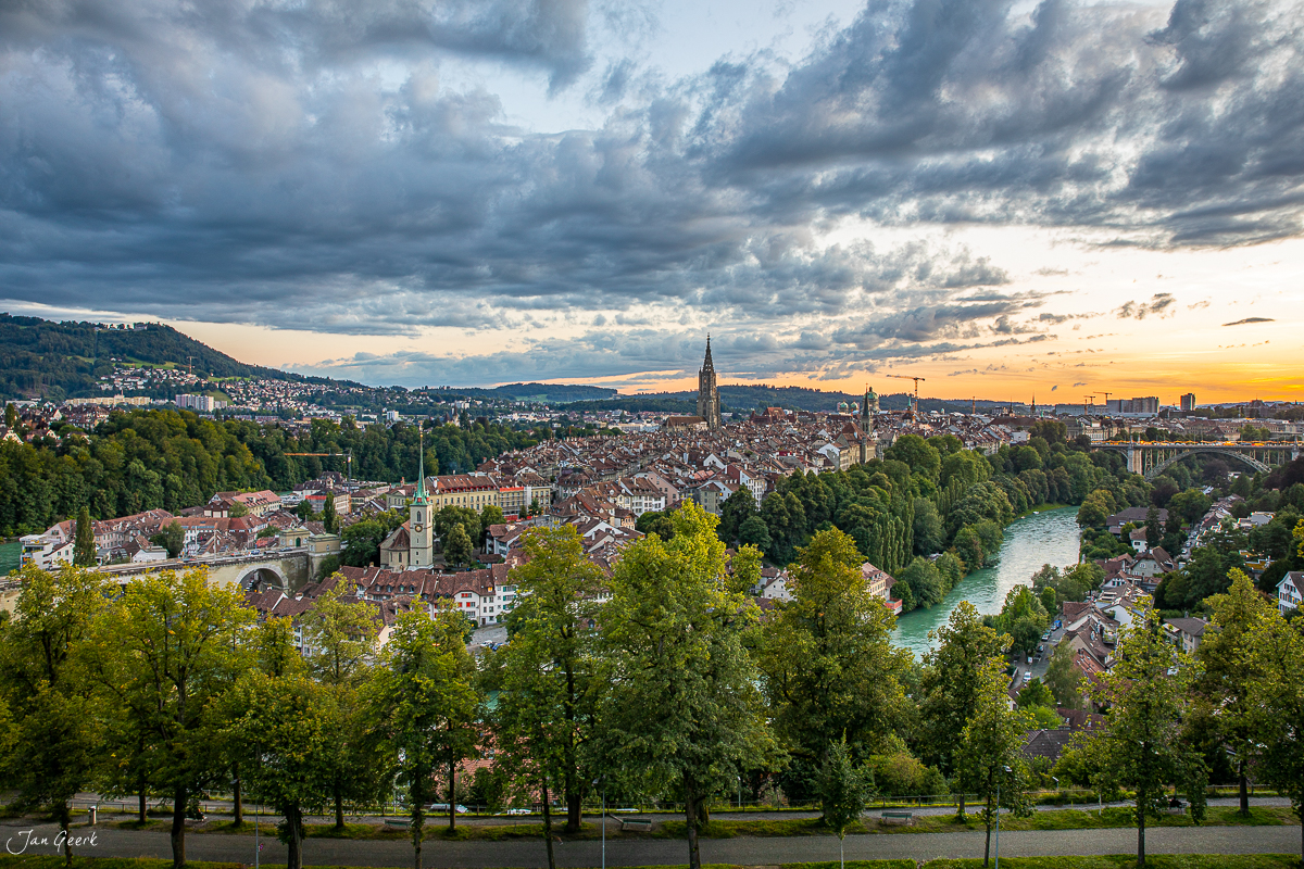 Stadtpanorama Bern mit Aare-Fluss und Altstadt bei Sonnenuntergang Schweiz – Jan Geerk Fotograf Basel
