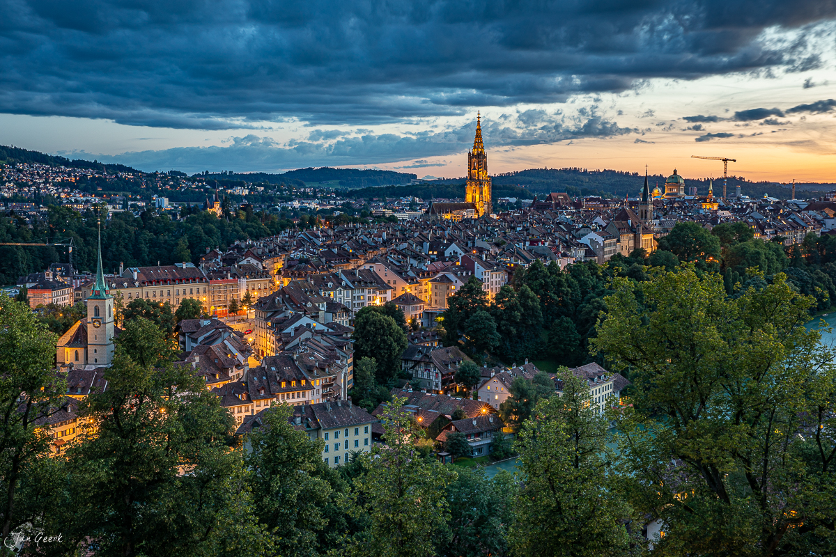 Bern Altstadt mit Münster bei Sonnenuntergang, golden beleuchtete Dächer, Berner Oberland Schweiz – Jan Geerk Fotograf Basel
