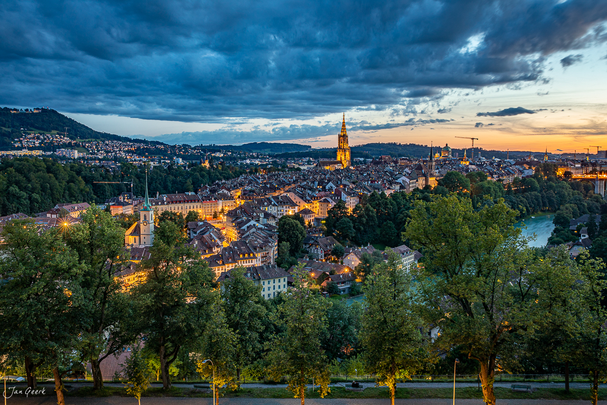 Stadtpanorama Bern mit Münster bei Dämmerung, Aare und Alpen im Hintergrund, Berner Oberland Schweiz – Jan Geerk Fotograf Basel