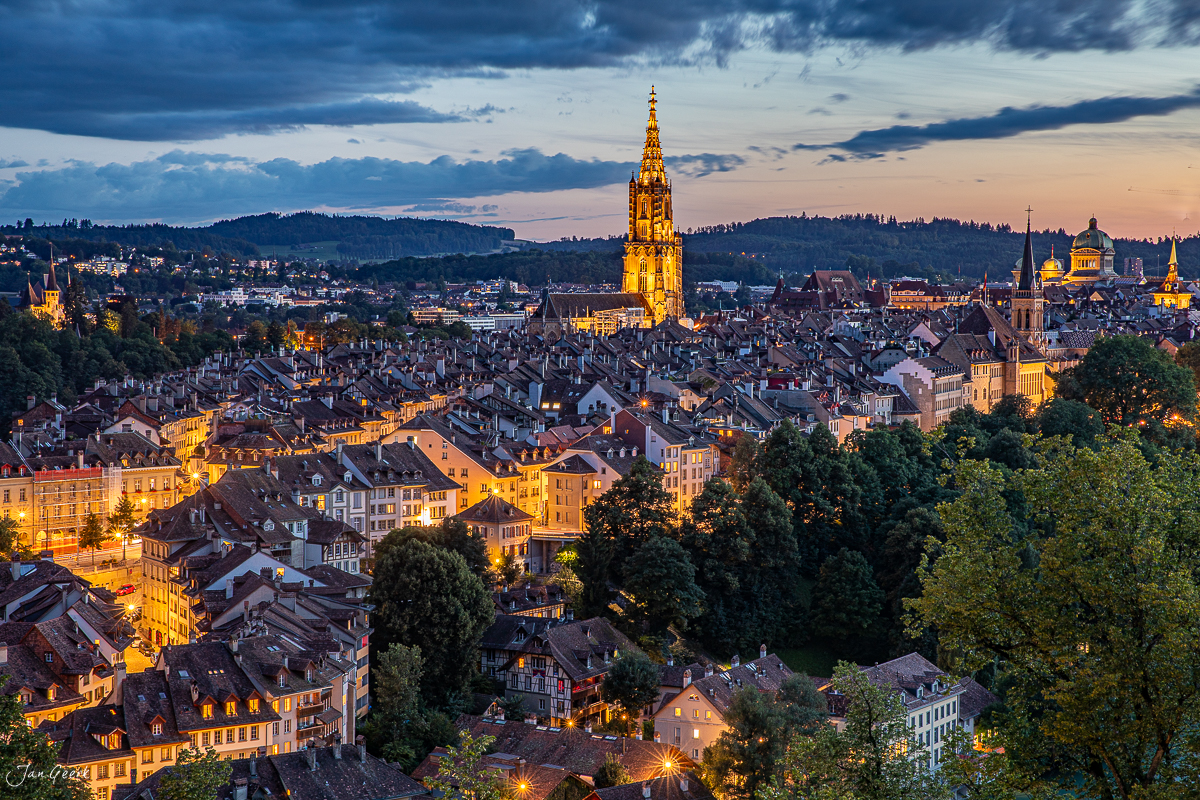 Bern Altstadt Abendbeleuchtung mit Münster Kirche Nacht Berner Oberland Schweiz Jan Geerk Fotograf Basel