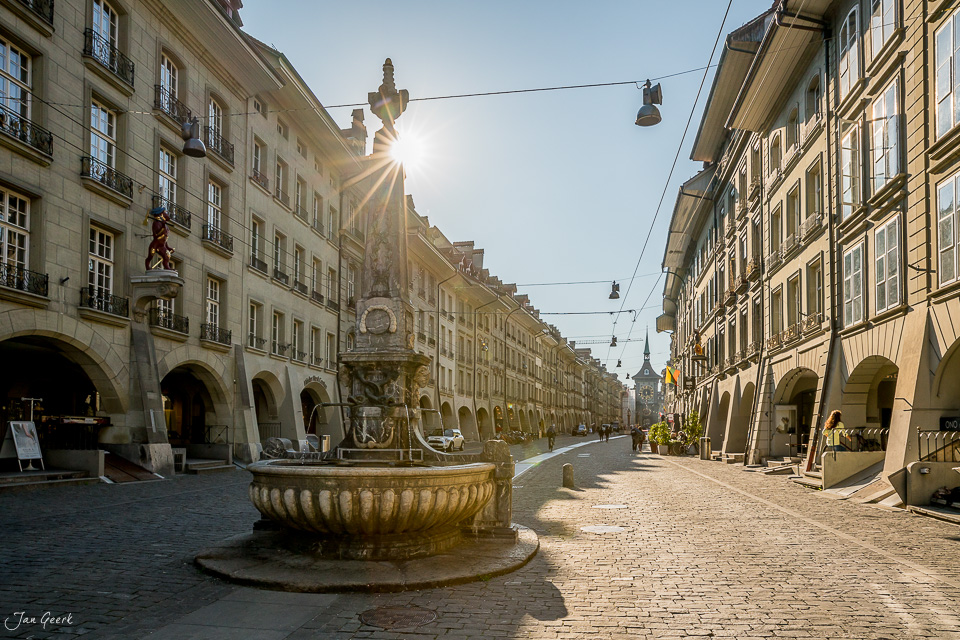 Historische Altstadt Bern mit Brunnen und Arkaden in sonniger Frühjahrstimmung, Schweiz – Jan Geerk Fotograf Basel