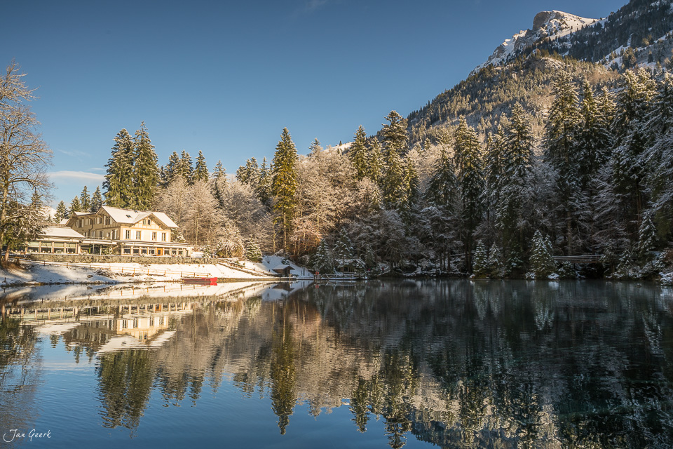 Blausee im Winter mit schneebedeckten Bergen, Spiegelung im Wasser, Berneroberland Schweiz – Jan Geerk Fotograf Basel