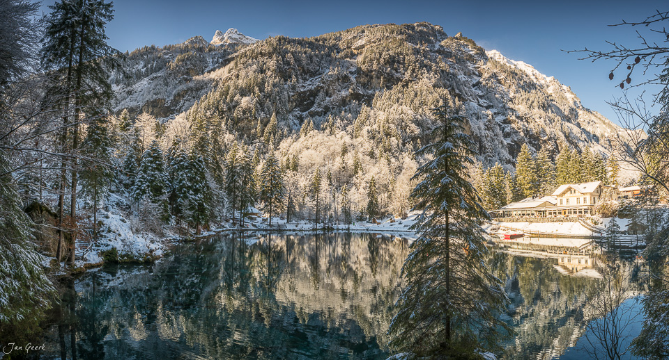 Winterlicher Bergsee mit Spiegelung, schneebedeckte Berge und Nadelwald am Blausee Kandersteg Berner Oberland Schweiz – Jan Geerk Fotograf Basel