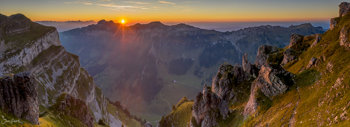 Sonnenaufgang über dem Gemmenalphorn mit Blick auf Eiger, Jungfrau und Mönch, Herbststimmung, Berner Oberland, Schweiz – Jan Geerk Fotograf Basel