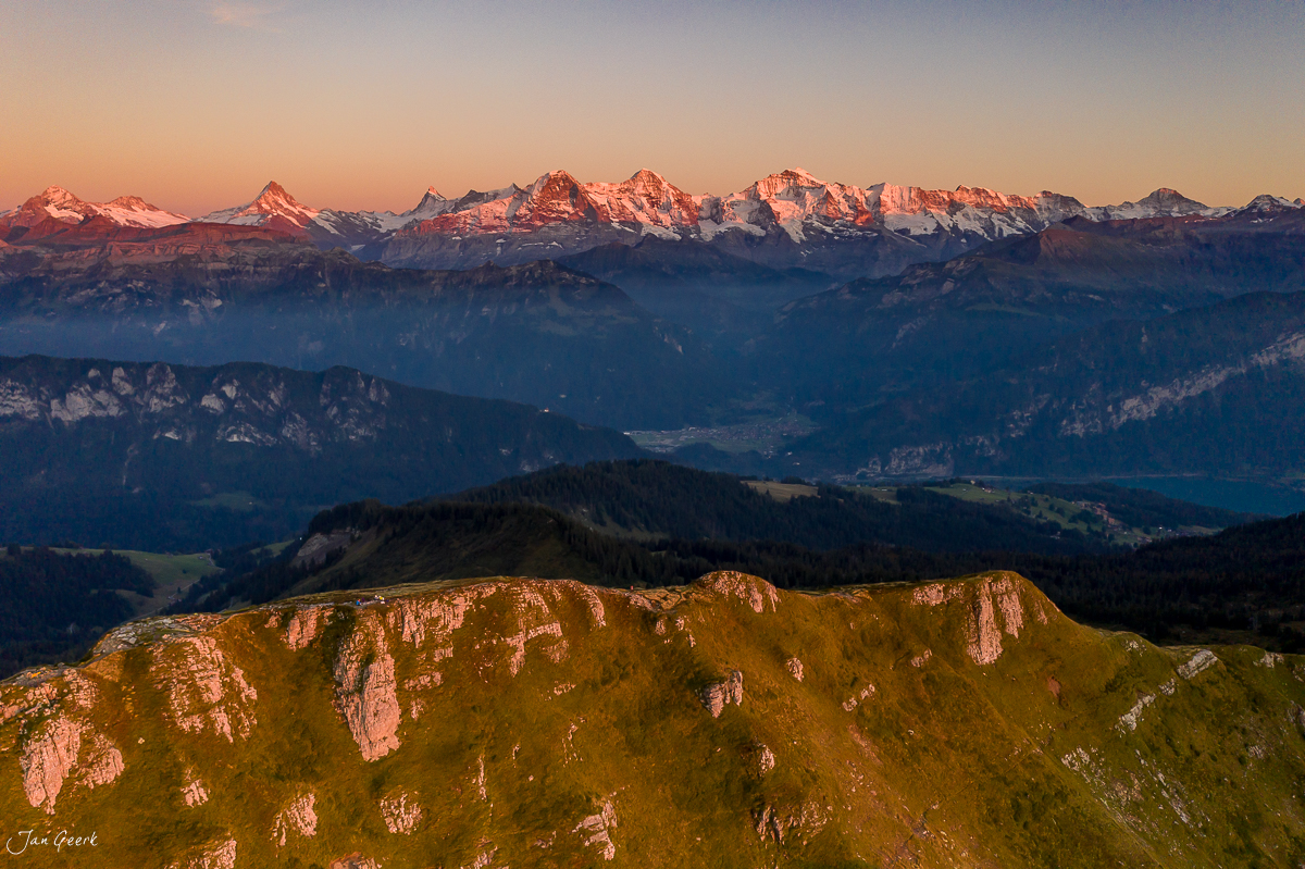 Gemmenalphorn Berggipfel im goldenen Herbstlicht mit Eiger, Jungfrau und Mönch im Hintergrund, Berner Oberland Schweiz – Jan Geerk Fotograf Basel