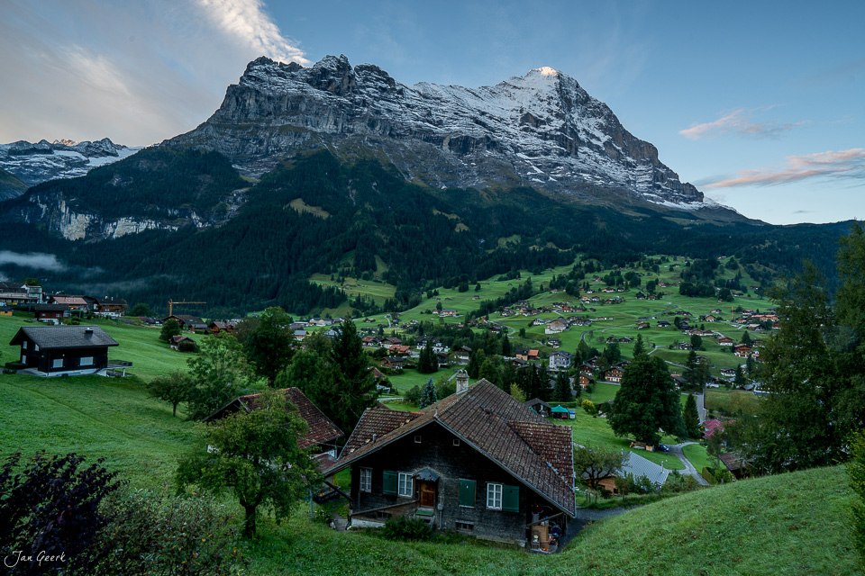 Alpendorf Grindelwald mit Eiger im Sommer, grüne Wiesen und traditionelle Chalets, Berner Oberland Schweiz – Jan Geerk Fotograf Basel