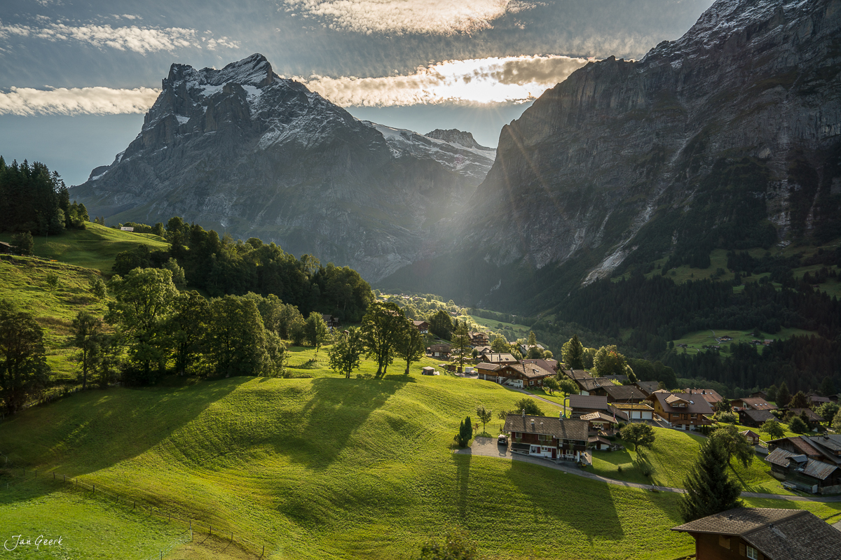 Alpendorf Grindelwald mit grünen Wiesen, schneebedeckten Bergen und Sommerlicht im Berner Oberland Schweiz – Jan Geerk Fotograf Basel