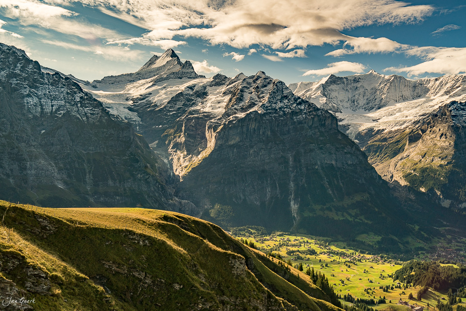 Berglandschaft Grindelwald mit Eiger und Schreckhorn, grünes Tal, Sommerlicht, Berner Oberland Schweiz – Jan Geerk Fotograf Basel