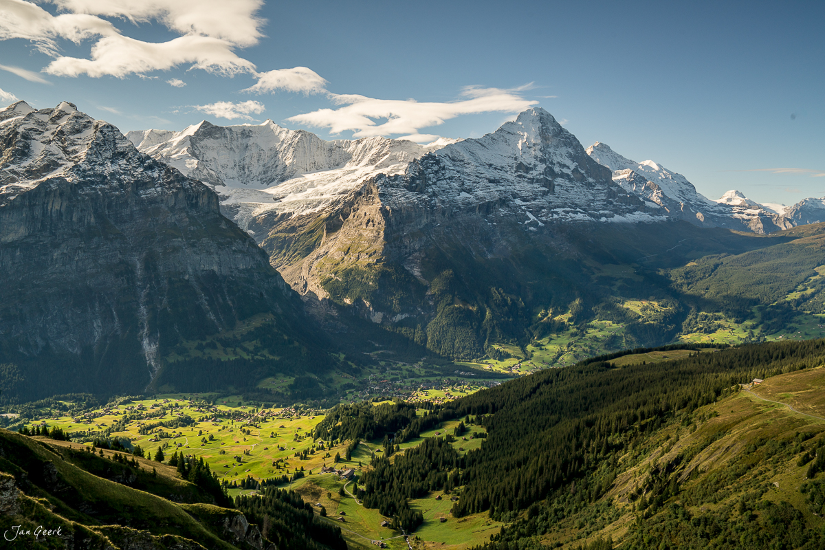 Alpental mit schneebedeckten Gipfeln Eiger und Wetterhorn sommerliche Berglandschaft Berner Oberland Schweiz Jan Geerk Fotograf Basel