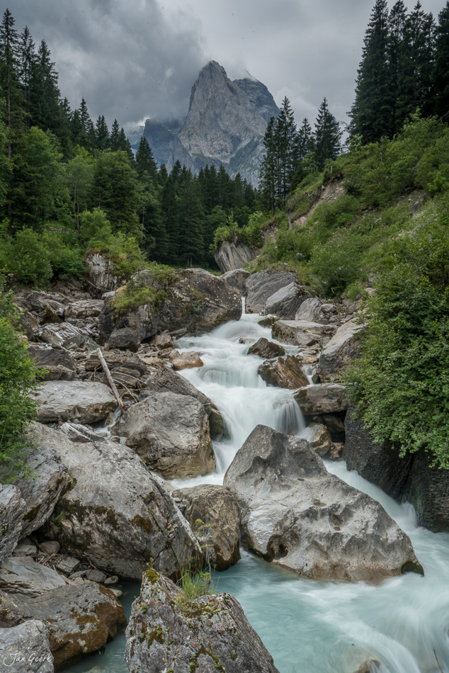 Alpbach mit Wasserfällen und Felsblöcken in der Rosenlaui Schlucht, Berner Oberland, Sommer, Schweiz – Jan Geerk Fotograf Basel