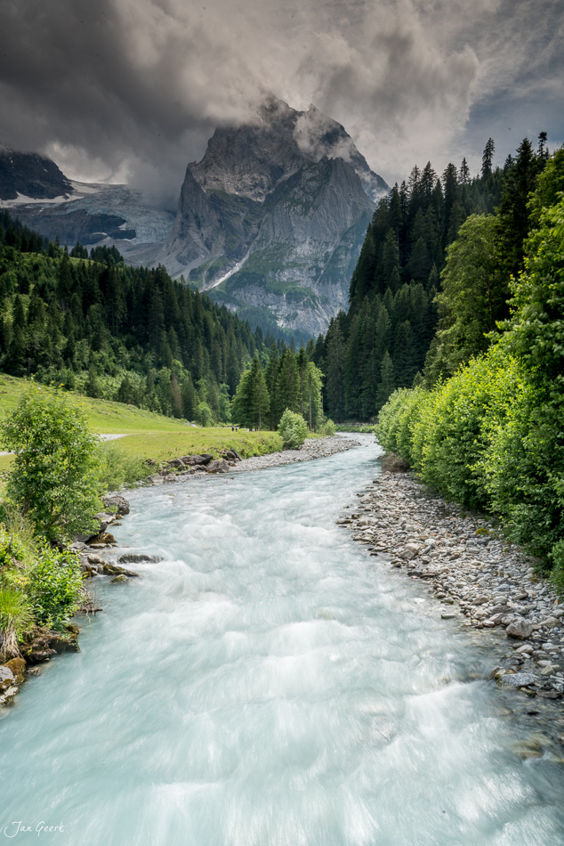 Gletscherbach in der Rosenlaui-Schlucht mit dramatischem Wetterhorn, grüne Fichtenwälder, Sommer, Berner Oberland Schweiz – Jan Geerk Fotograf Basel