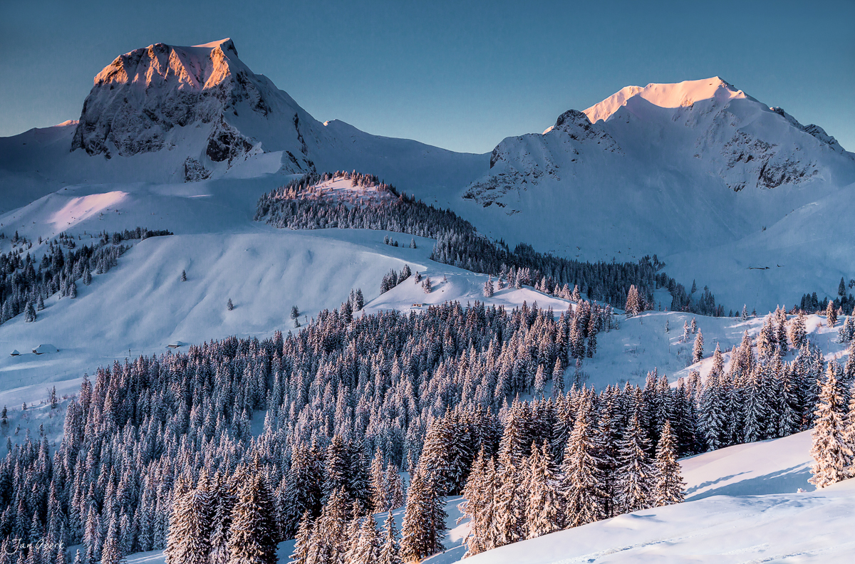 Schneebedeckte Alpenwelt Gurnigel Gantrisch Wintersonnenaufgang Berner Oberland Schweiz Jan Geerk