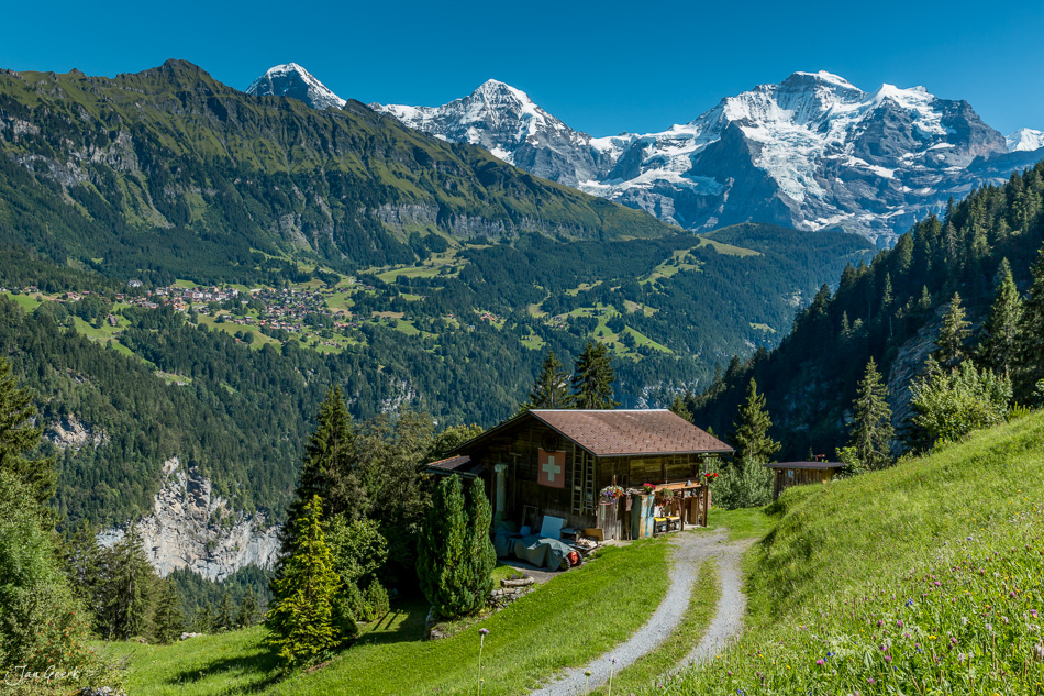 Alpenhütte im Lauterbrunnental mit Blick auf Eiger und Jungfrau, Sommer, Berner Oberland Schweiz – Jan Geerk Fotograf Basel