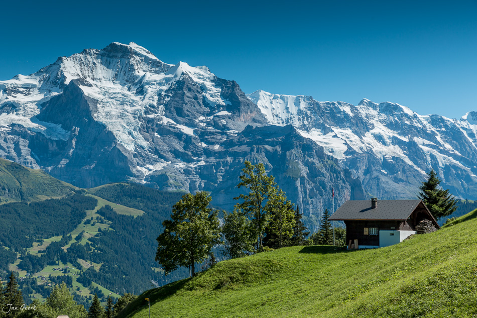 Alpchalet in Isenfluh mit Blick auf Eiger, Mönch und Jungfrau im Sommer, Berner Oberland Schweiz – Jan Geerk Fotograf Basel