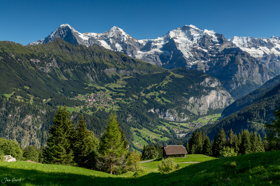 Alpenhütte im Lauterbrunnental mit Eiger, Mönch und Jungfrau im Sommer, Berner Oberland Schweiz – Jan Geerk Fotograf Basel