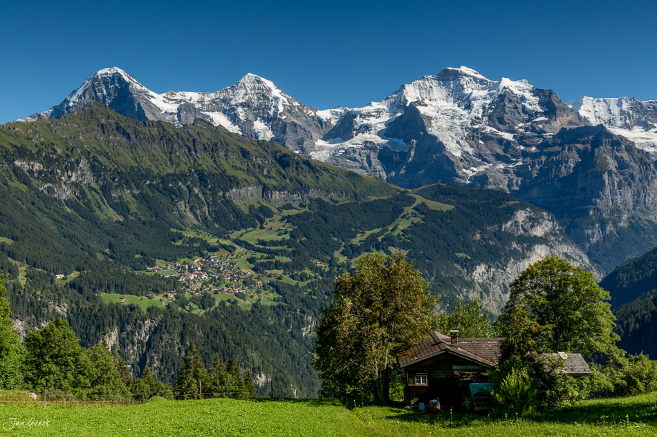 Alpenhütte im Lauterbrunnental mit Eiger Mönch Jungfrau Bergpanorama Sommer Berner Oberland Schweiz Jan Geerk Fotograf Basel