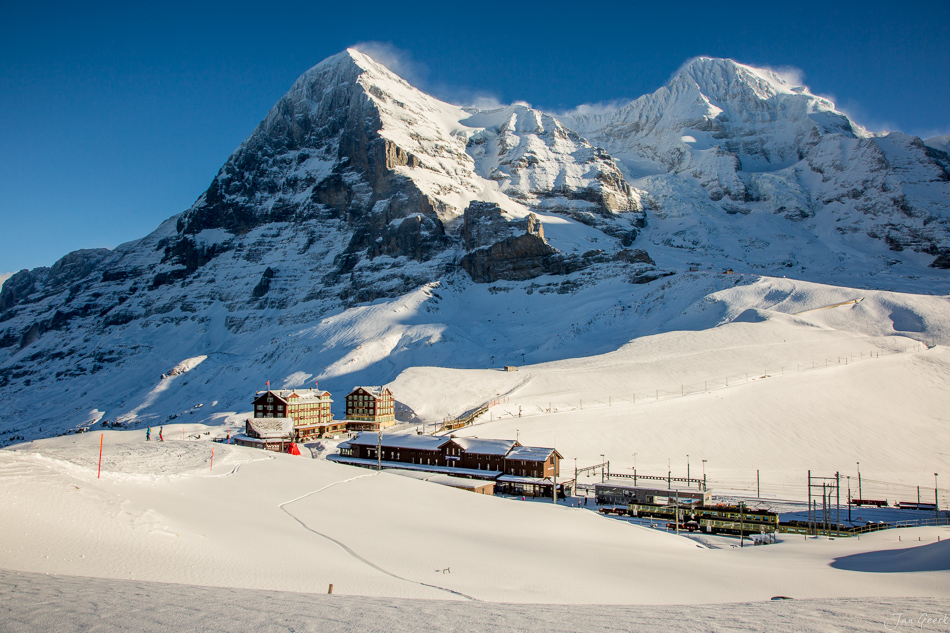 Schneebedeckte Berglandschaft mit Eiger und Jungfrau bei Kleine Scheidegg, Winterstimmung im Berner Oberland Schweiz – Jan Geerk Fotograf Basel