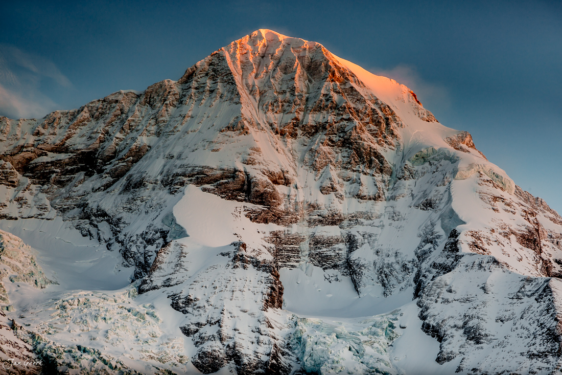 Eiger Nordwand im Winterlicht, schneebedeckte Berglandschaft in der Schweiz – Jan Geerk Fotograf Basel