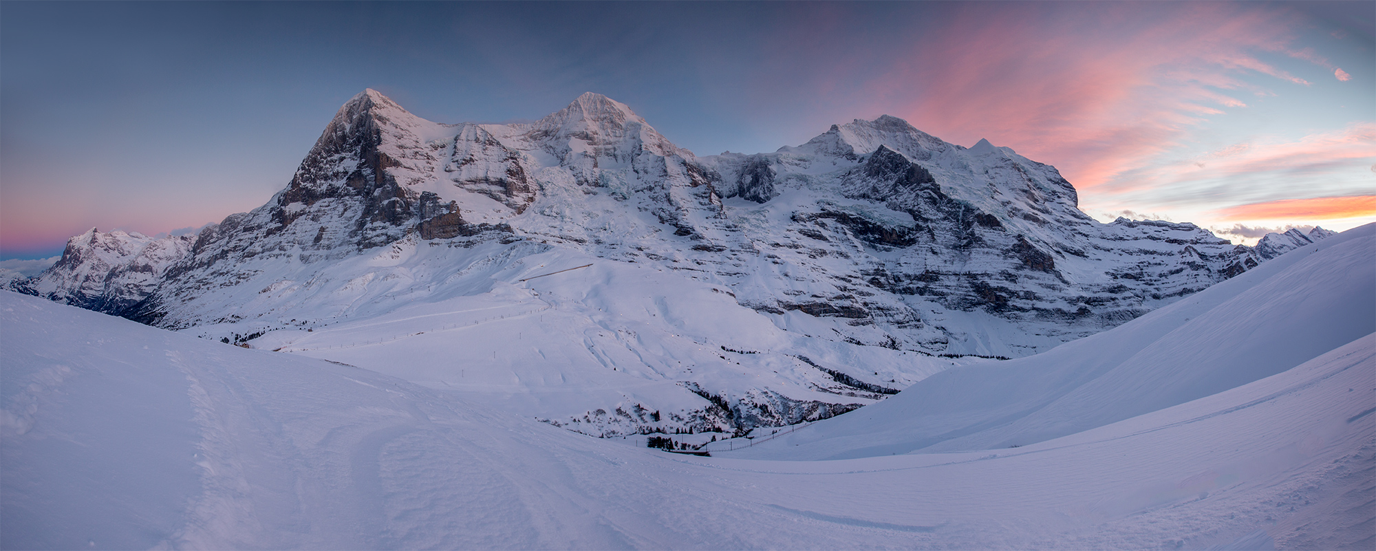 Schneebedeckte Berglandschaft Kleine Scheidegg mit rosa Sonnenaufgang, Berner Oberland Schweiz – Jan Geerk Fotograf Basel
