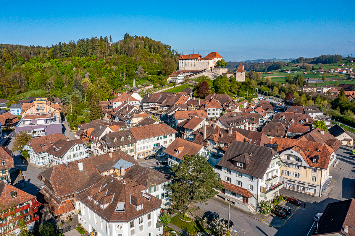 Luftaufnahme der Altstadt Laupen mit Schloss und Burgturm im Frühling, Berner Oberland Schweiz – Jan Geerk Fotograf Basel