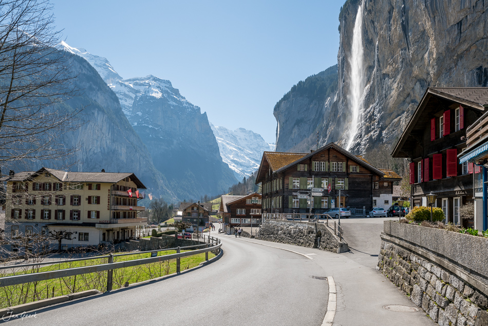 Dorfstrasse mit traditionellen Chalets und Wasserfall in Lauterbrunnen Berner Oberland Schweiz – Jan Geerk Fotograf Basel