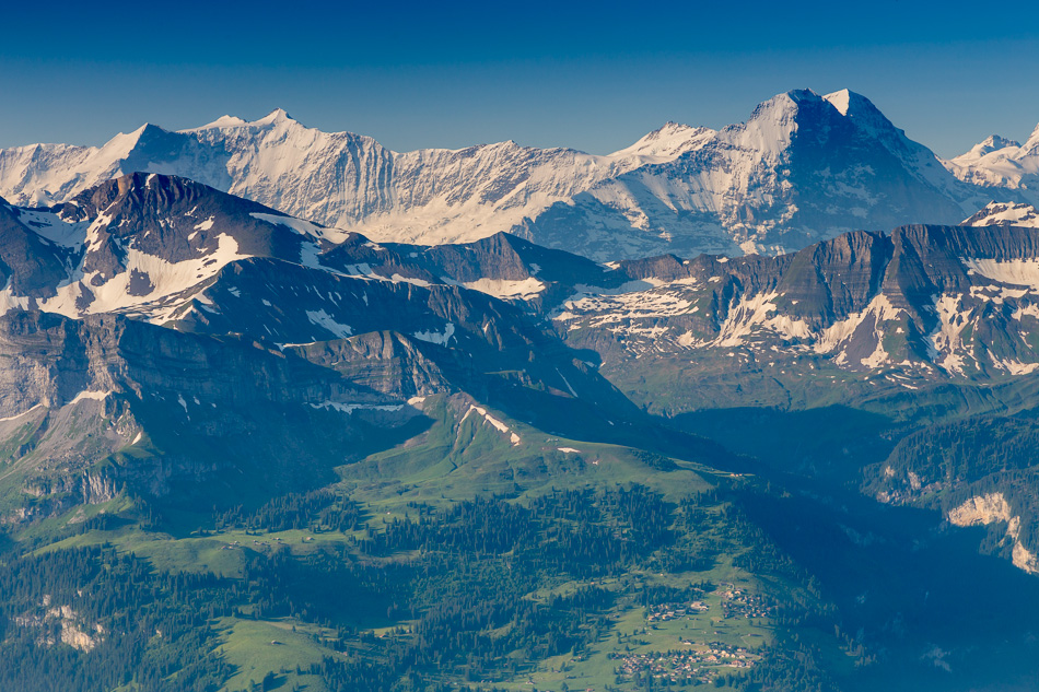 Brienzersee und Rothorn mit verschneiten Alpen Berner Oberland Schweiz Jan Geerk Fotograf Basel