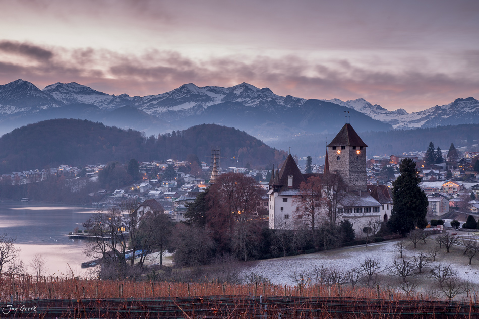 Schloss Spiez am Thunersee mit schneebedeckten Alpen im Hintergrund, Winterstimmung, Berner Oberland Schweiz – Jan Geerk Fotograf Basel