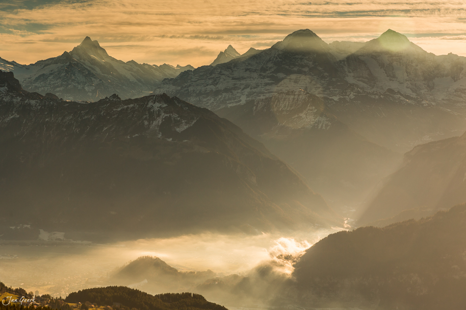 Nebelmeer über dem Thunersee mit schneebedeckten Alpen im Dezemberlicht, Berner Oberland Schweiz – Jan Geerk Fotograf Basel