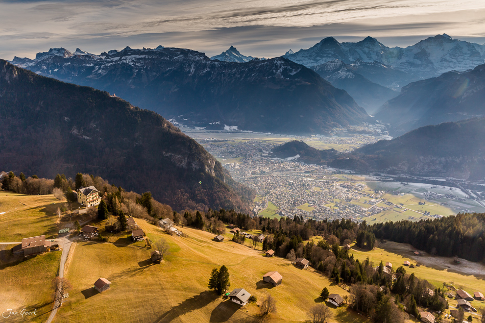Alpenpanorama über Spiez mit Thunersee, verschneiten Bergen und Dezemberlicht – Berner Oberland Schweiz – Jan Geerk Fotograf Basel
