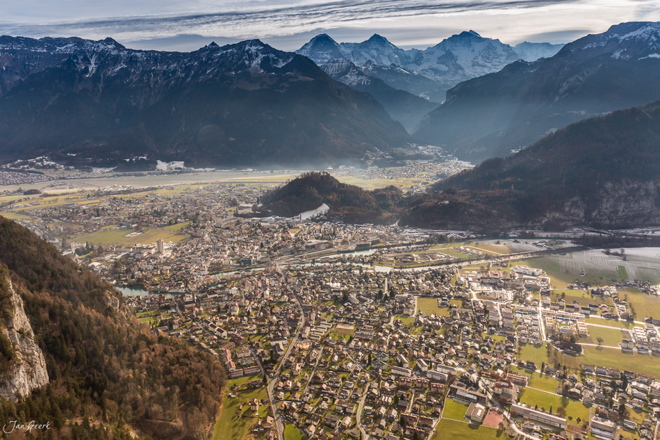 Luftaufnahme von Spiez mit Thunersee, Alpenpanorama und Schloss im winterlichen Dezemberlicht, Berner Oberland Schweiz – Jan Geerk Fotograf Basel