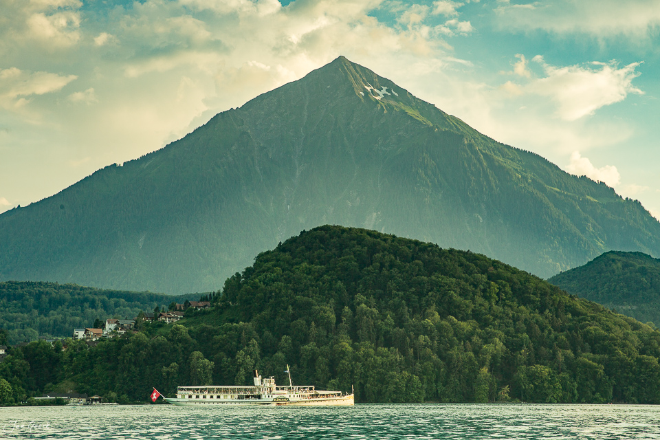Dampfschiff auf dem Thunersee vor majesttätischem Berg, grüne Waldlandschaft, Sommer, Berner Oberland Schweiz – Jan Geerk Fotograf Basel