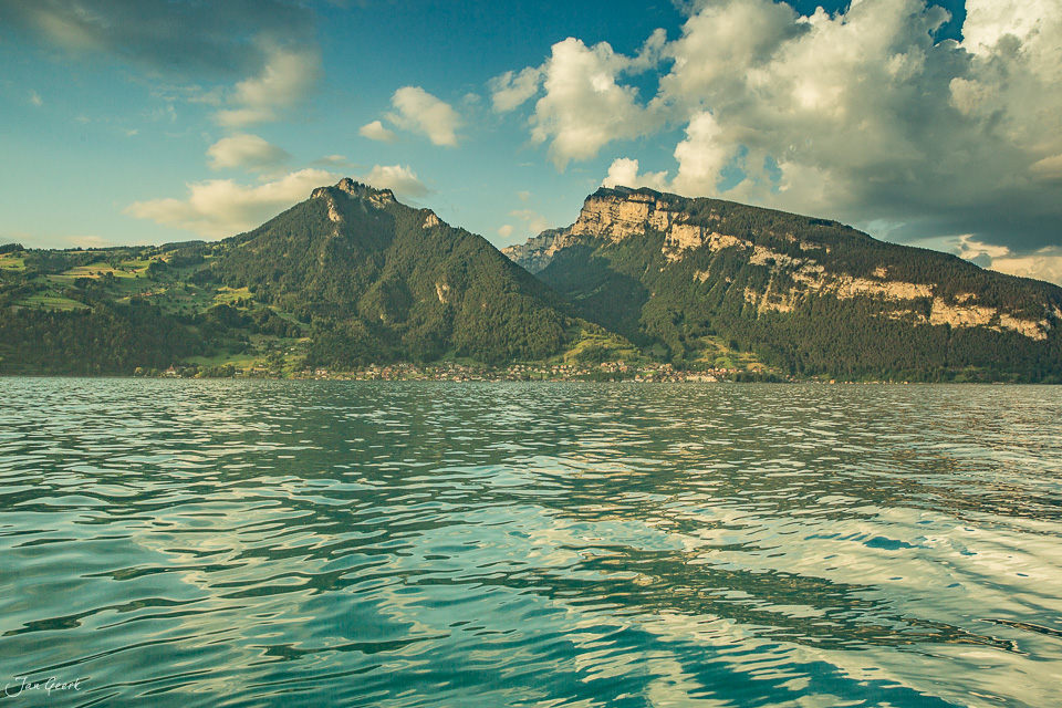 Thunersee mit Bergpanorama bei Spiez, grüne Berghänge unter blauem Himmel, Sommerlicht, Berner Oberland Schweiz – Jan Geerk Fotograf Basel