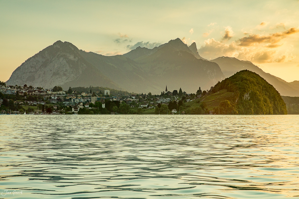 Thunersee bei Spiez mit Bergpanorama im goldenen Abendlicht, Berner Oberland Schweiz – Jan Geerk Fotograf Basel