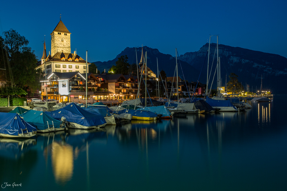 Segelboote und Schloss in Spiez am Thunersee in der Blauen Stunde, Berner Oberland Schweiz – Jan Geerk Fotograf Basel