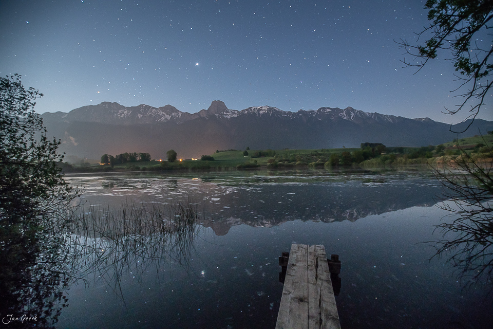 Steg am Uebeschisee mit Stockhornkette bei Nacht, Sternenhimmel, Frühling, Berner Oberland Schweiz – Jan Geerk Fotograf Basel