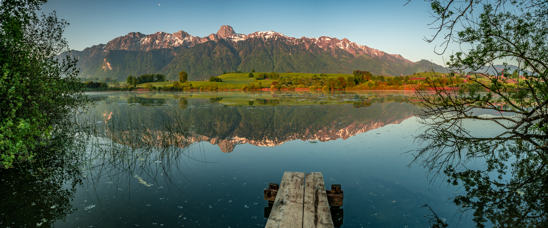 Steg am Üebeschisee mit Spiegelung der Stockhornkette im Wasser, Sonnenaufgang im Berner Oberland Schweiz – Jan Geerk Fotograf Basel