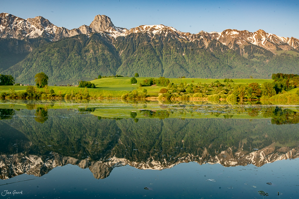 Spiegelglatter Uebeschi-See mit schneebedeckter Stockhornkette im Frühling, Berner Oberland Schweiz – Jan Geerk Fotograf Basel