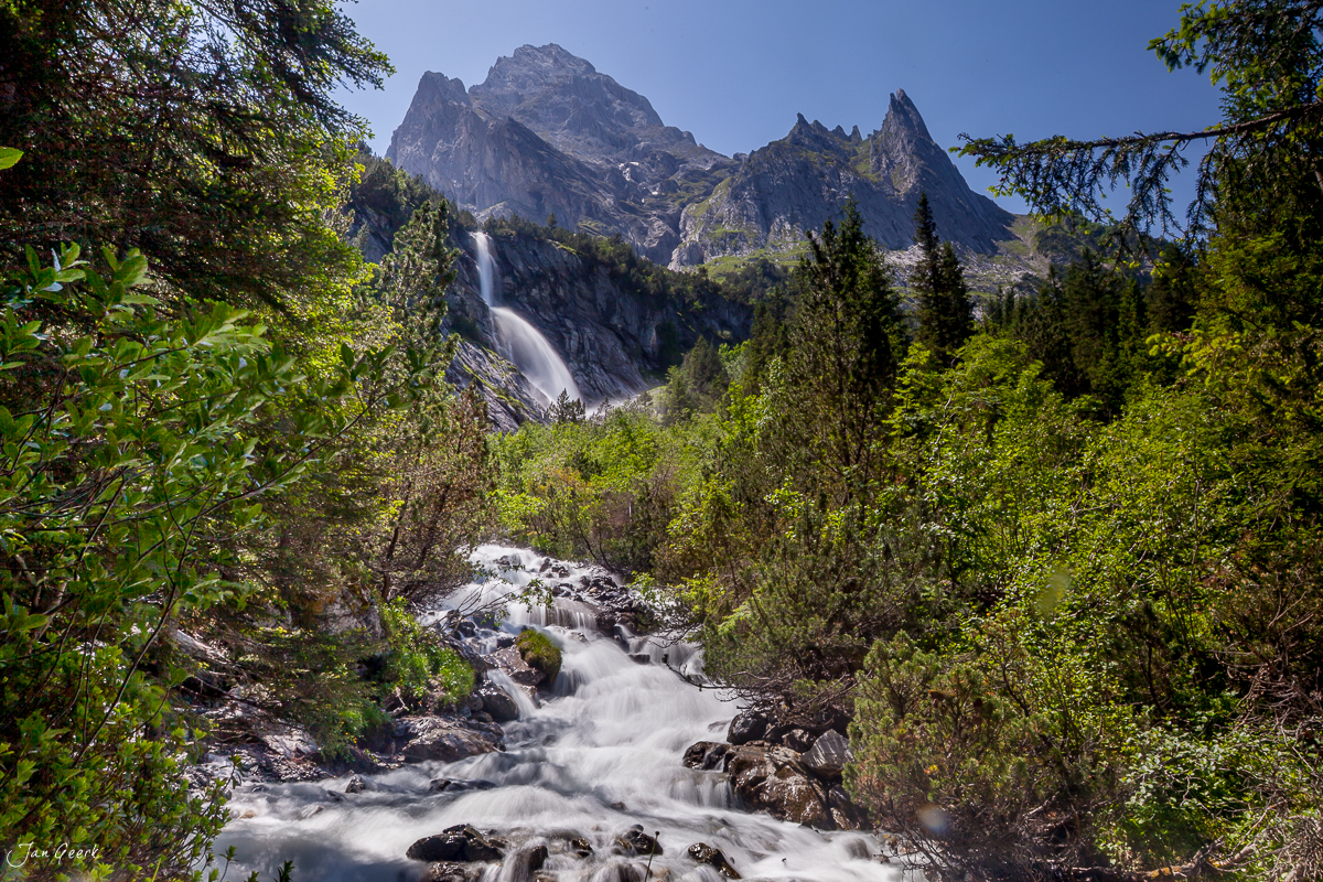 Gletscherschlucht Rosenlaui mit Wellhorn und Engelhörner Gletscherbach Sommer Berner Oberland Schweiz Jan Geerk Fotograf Basel
