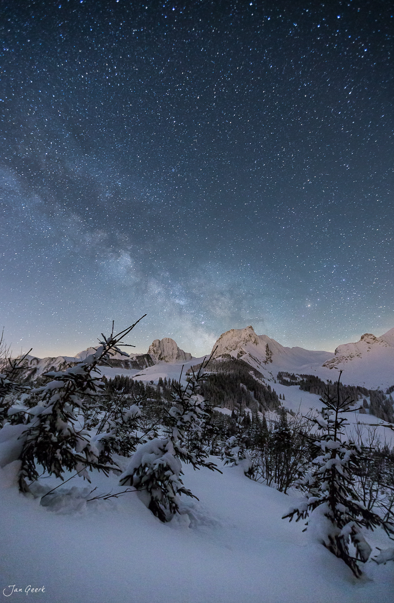 Milchstraße über schneebedeckter Alplandschaft Appenzeller Alpen Blaue Stunde Schweiz Jan Geerk Fotograf Basel