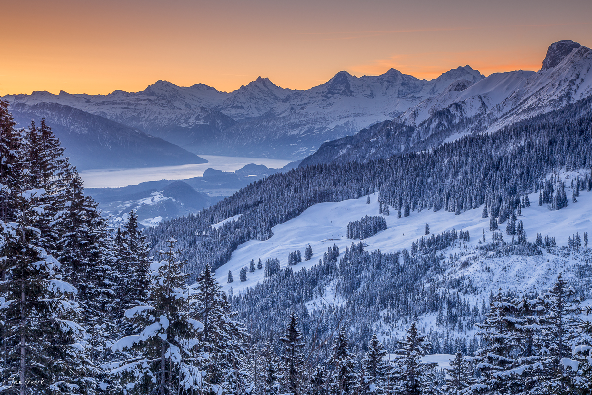Schneebedeckte Alplandschaft mit See Sonnenaufgang Berner Oberland Schweiz Jan Geerk Fotograf Basel