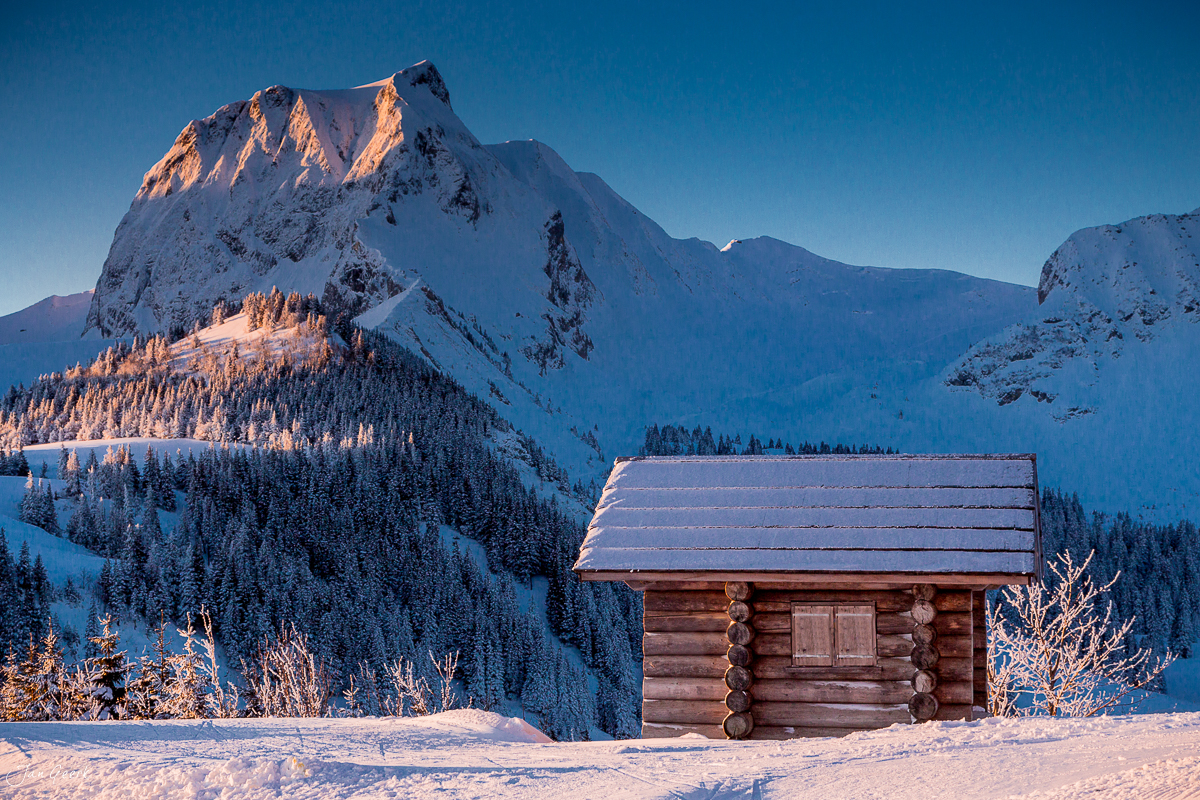 Alphütte Schneebedeckte Berglandschaft Alpenglow Berner Oberland Schweiz Jan Geerk Fotograf Basel
