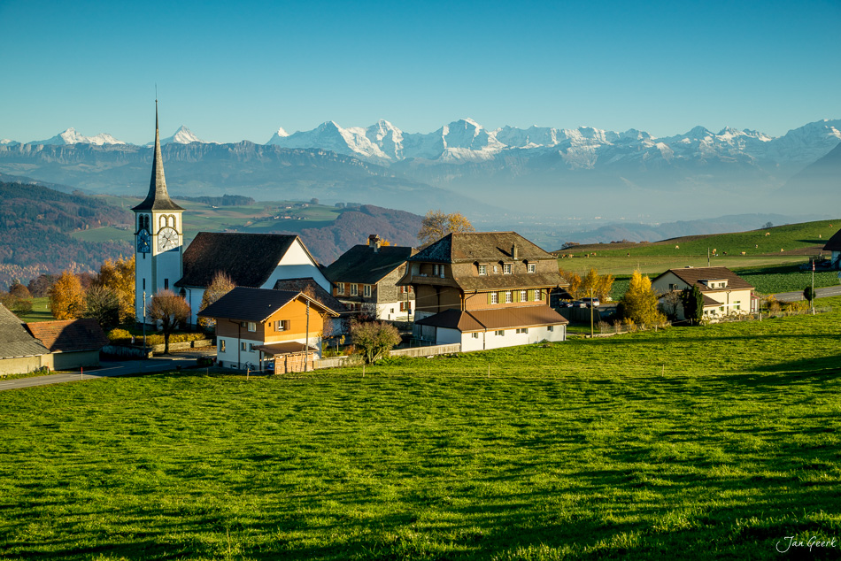 Bergdorf Tavel mit Kirche und Alpenpanorama im Herbst, Berner Oberland Schweiz – Jan Geerk Fotograf Basel