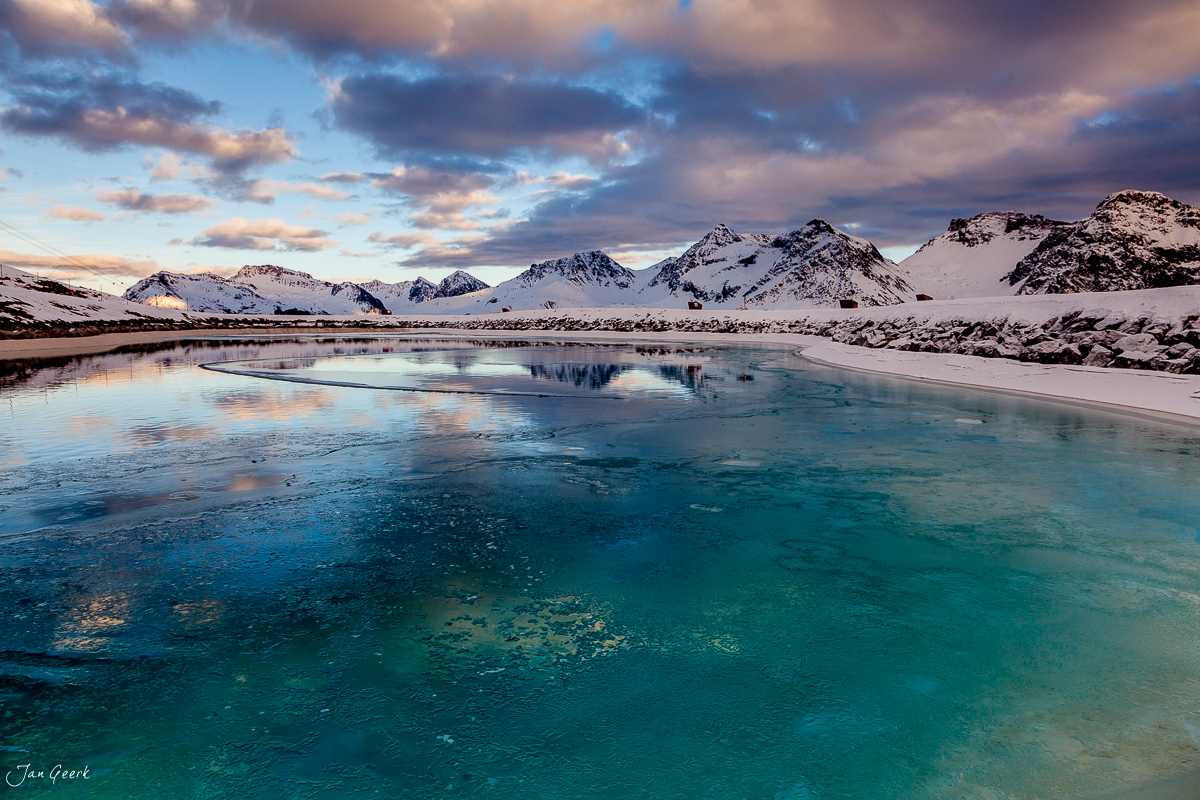 Winterliche Berglandschaft mit gefrorenem See und schneebedeckten Gipfeln in Arosa, Graubünden, Schweiz – Jan Geerk Fotograf Basel