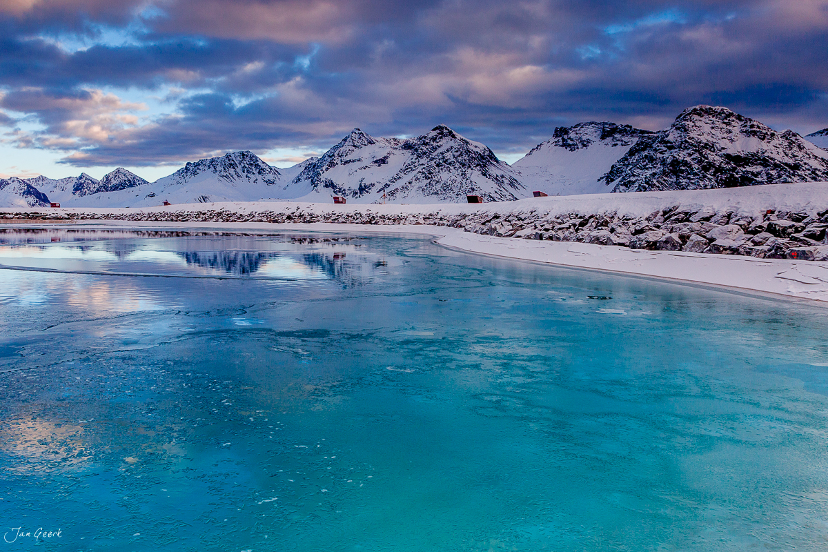 Gefrorener See mit schneebedeckten Bergen bei Sonnenuntergang in Arosa Graubünden Schweiz – Jan Geerk Fotograf Basel