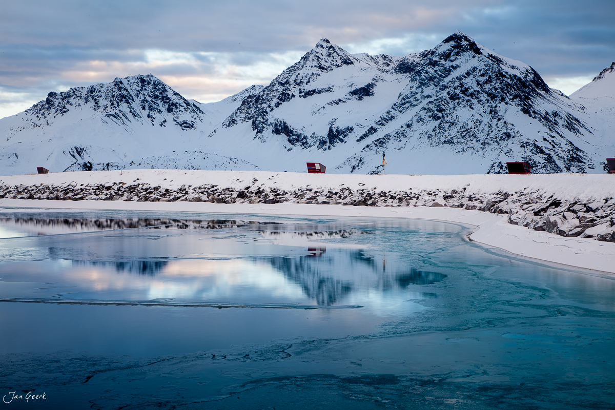 Gefrorener Bergsee in Arosa mit schneebedeckten Gipfeln, Schweizer Alpen, Winterstimmung – Jan Geerk Fotograf Basel