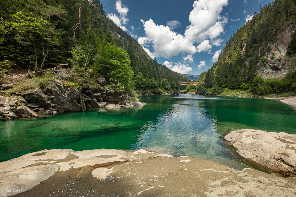 Smaragdgrüner Bergsee in der Viamala-Schlucht mit steilen Felswänden und Nadelwald, Sommer in Graubünden Schweiz – Jan Geerk Fotograf Basel