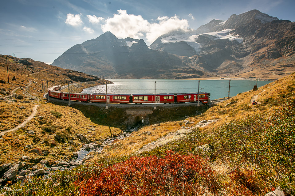 Rote Herbstbahn Berninapass Lago Bianco Alpenkette Graubünden Schweiz Jan Geerk Fotograf Basel
