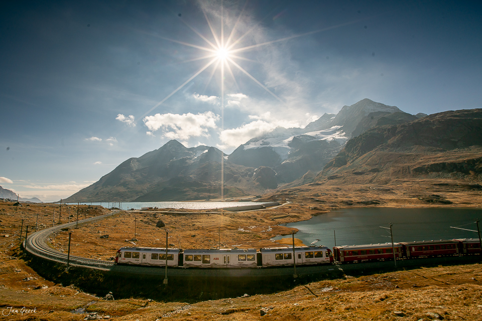 Berninabahn bei Lago Bianco am Berninapass im Herbst, Graubünden Schweiz – Jan Geerk Fotograf Basel