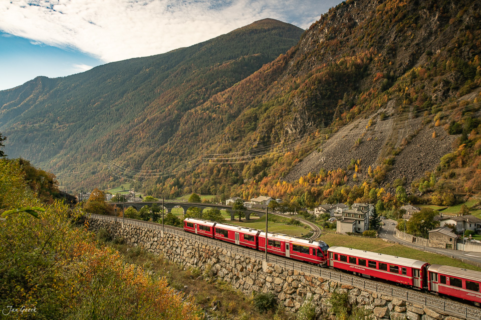 Rotes Bahn-Kreisviadukt bei Brusio mit Herbstwald in Graubünden Schweiz – Jan Geerk Fotograf Basel