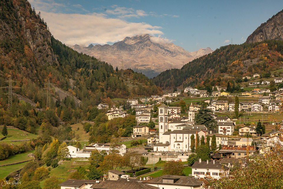 Poschiavo Herbstlandschaft mit Kirche, Bergen und Albulalinie, Graubünden Schweiz – Jan Geerk Fotograf Basel